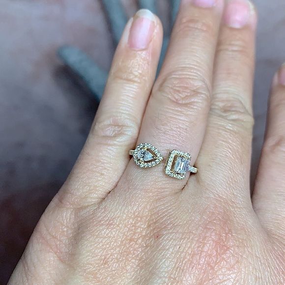 Unique Emerald and pear cut twin diamond engagement ring - Picture 8 of 12